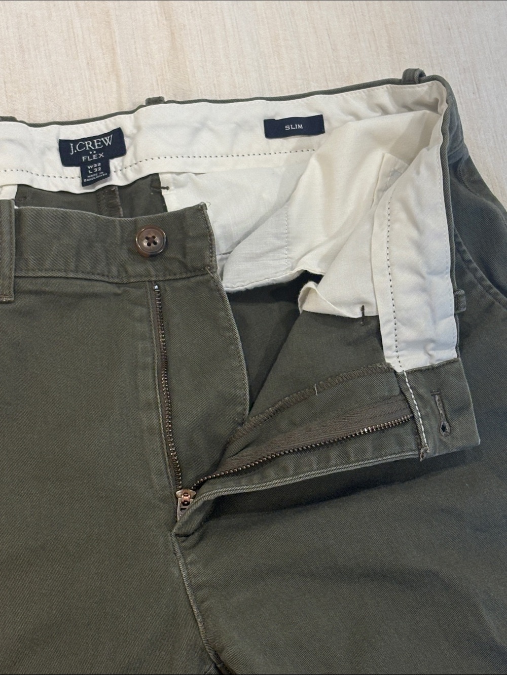 J Crew Slim, Flex Fit Chino in Olive Green. Size 33x32 - Picture 3 of 5